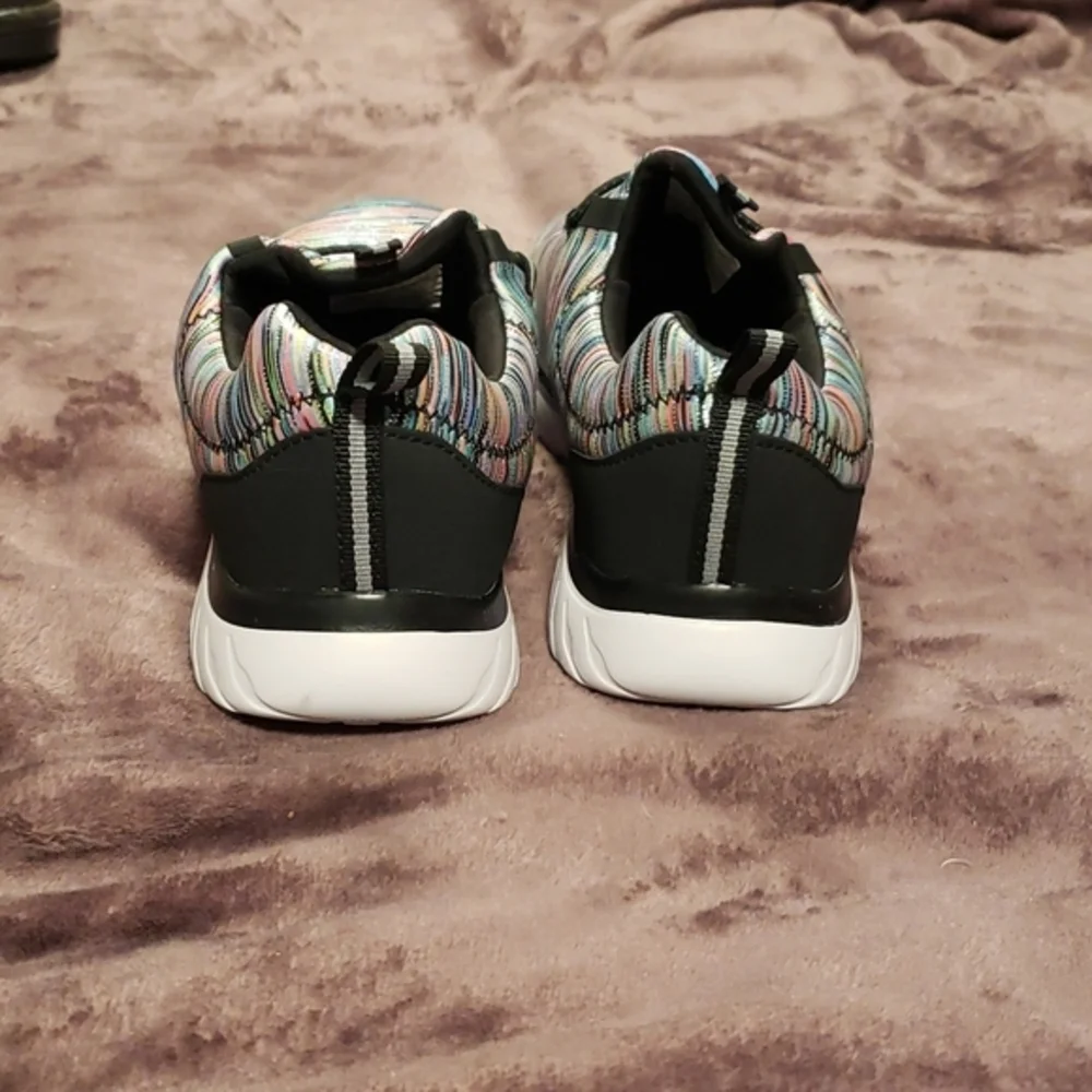 Tennis‎ shoe